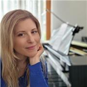 Pianista laureata al Conservatorio impartisce lezioni di Pianoforte, Teoria, Armonia e Solfeggio